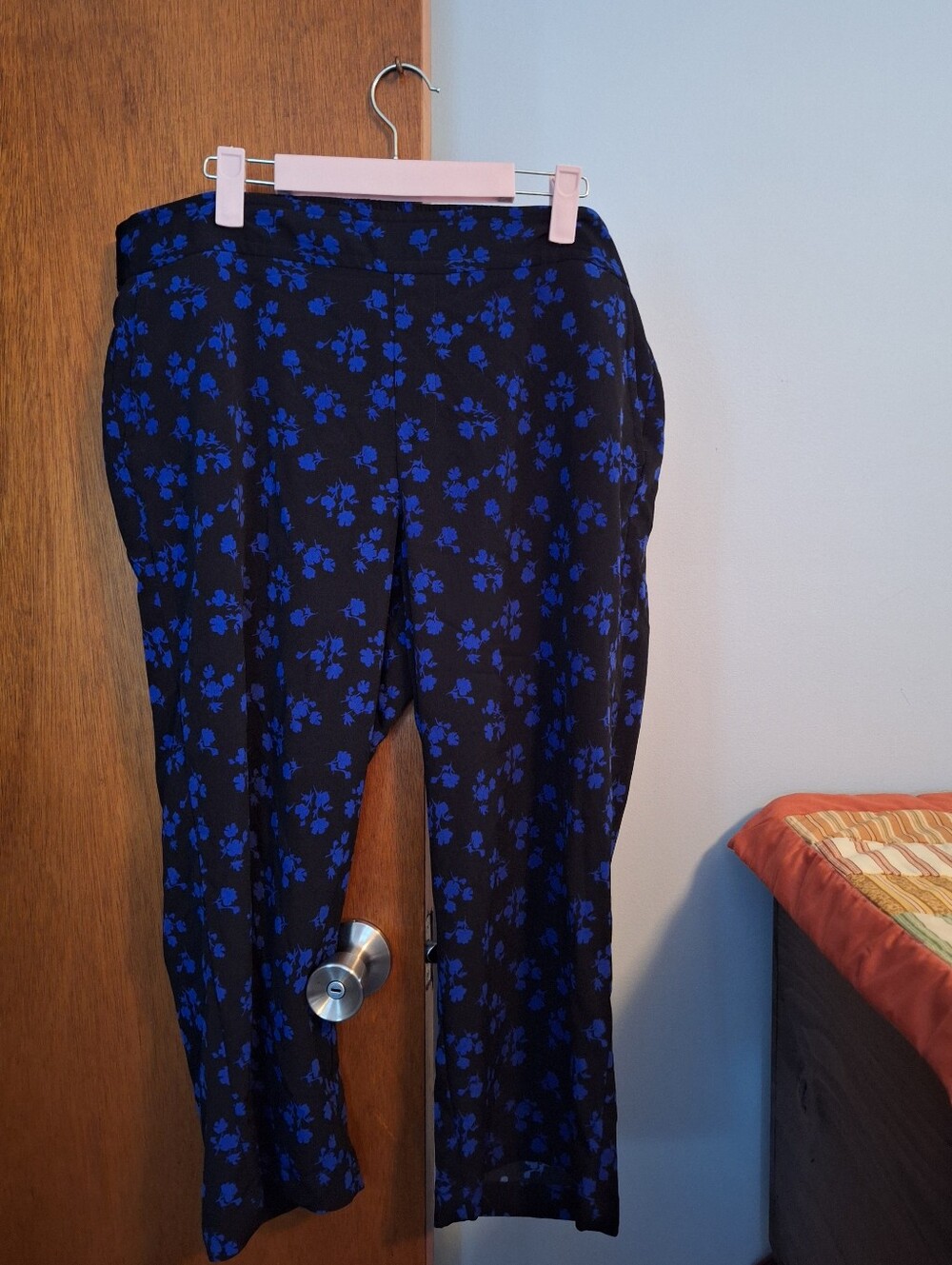 Roz & Ali NWOT Black Ankle Pants with Blue Floral Print Women's Size XL Petite